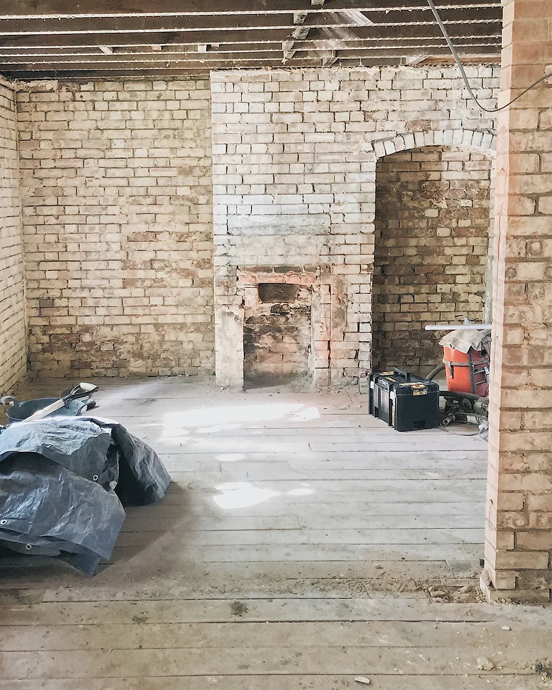 Hidden Within This Once-Dated Dining Room’s Walls Was a Delightfully Charming Brick Arch