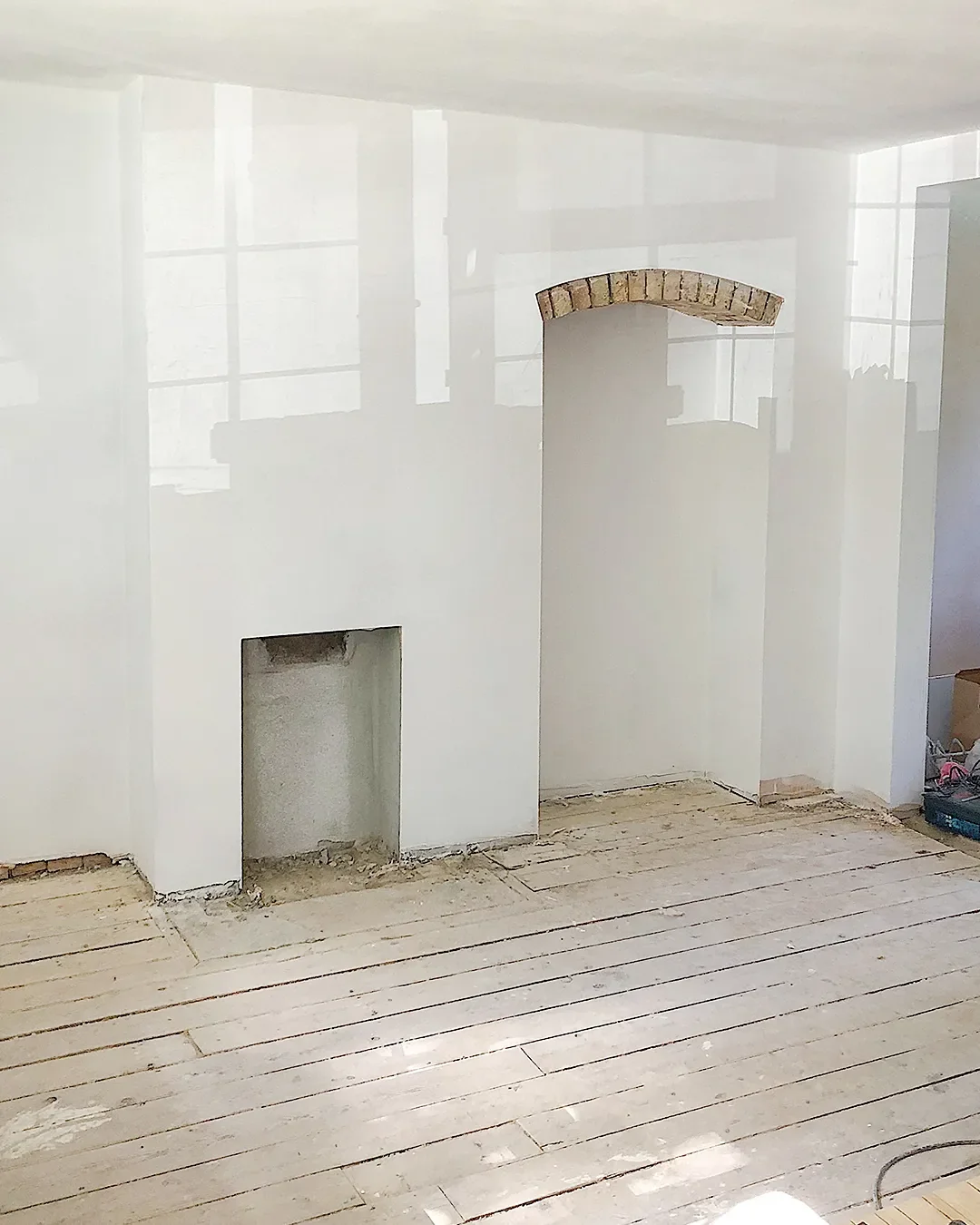Hidden Within This Once-Dated Dining Room’s Walls Was a Delightfully Charming Brick Arch