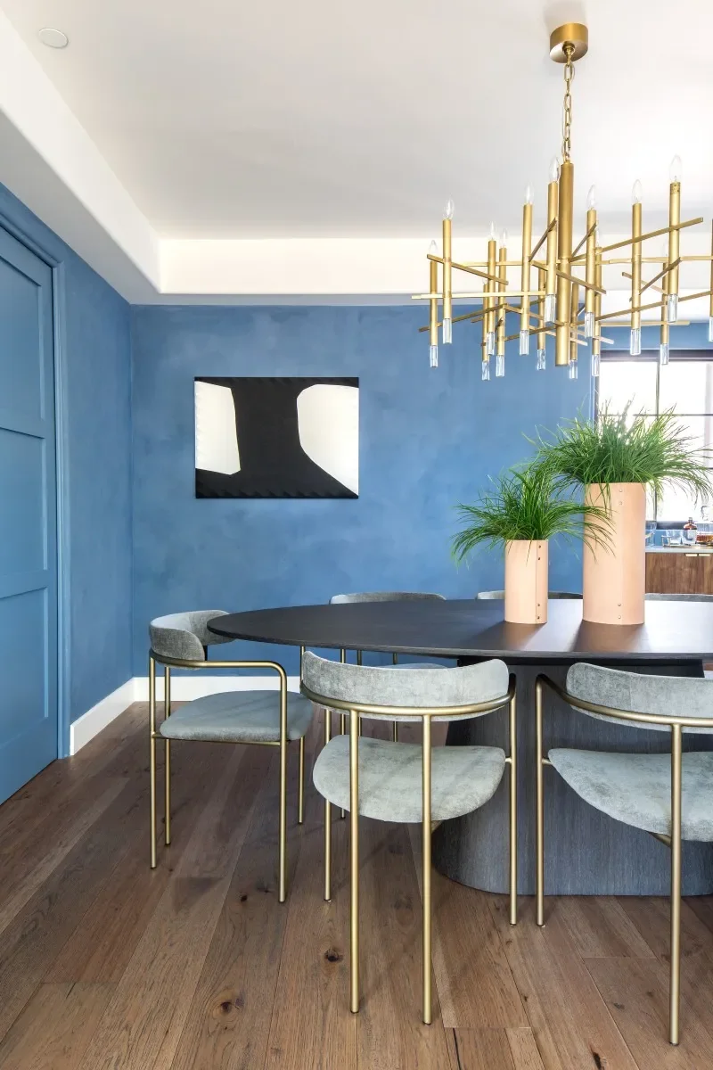 The Glam Chair That’s Somehow Crashing Every Ultra-Chic Dining Room We See